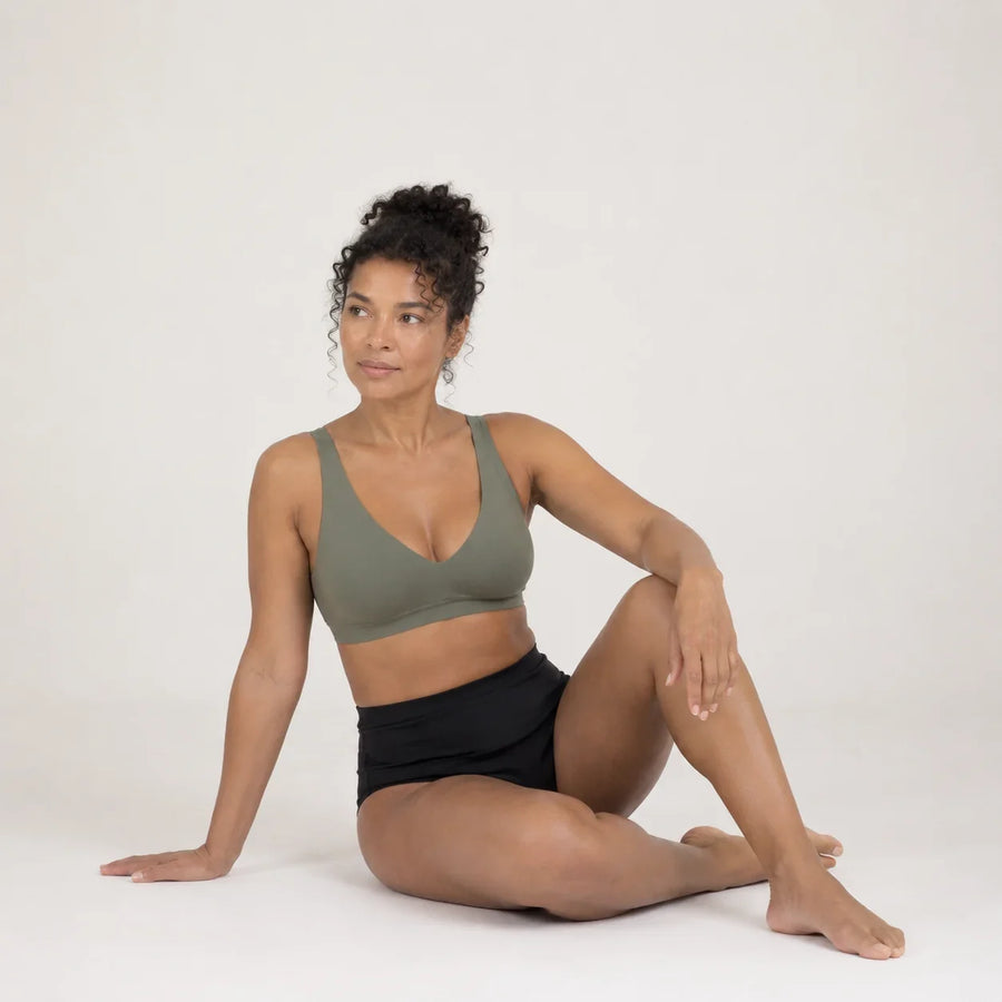 Femme portant le soutien-gorge FLOW SoftLift kaki assise