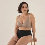 Femme portant le soutien-gorge FLOW SoftLift violet mauve