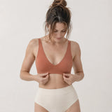 Femme portant le soutien-gorge FLOW SoftLift terracotta